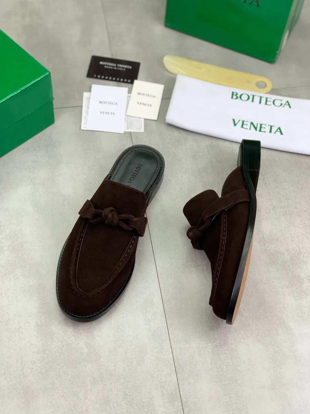 Men's shoes 💰P800 [New model] (genuine leather outsole) water-dyed cow lining 💰High-quality business couple half-slip leather shoes 💎💎💎 BOTTEGA VENETA official website synchronizes the latest top version of BV in the market, accepts material comparison, shoe type comparison, process comparison, practical and textured, versatile and suitable for any occasion, the more you look at it, the more flavorful it becomes. Purely hand-knitted craftsmanship - Upper material, calfskin imported from Italy 🇮🇹 - High-quality water-dyed cowhide lining - Original private model customized leather outsole -Size: Female 35-39 (40 ordered) Male 39-44 (38 45 can be customized) Color: Multiple colors available